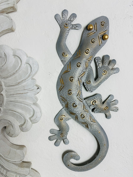 front view of crackle gecko attached to wall