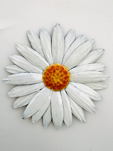 front view of metal daisy flower