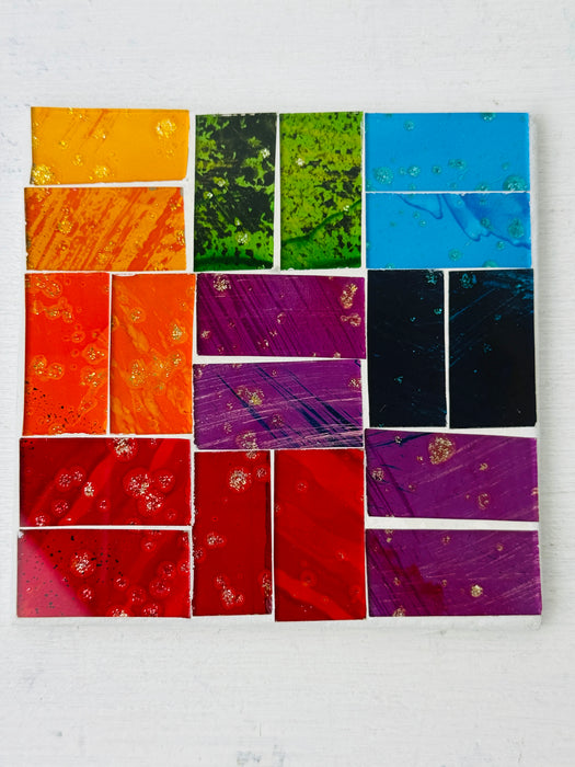 Quadratischer Mosaik-Untersetzer - Regenbogen