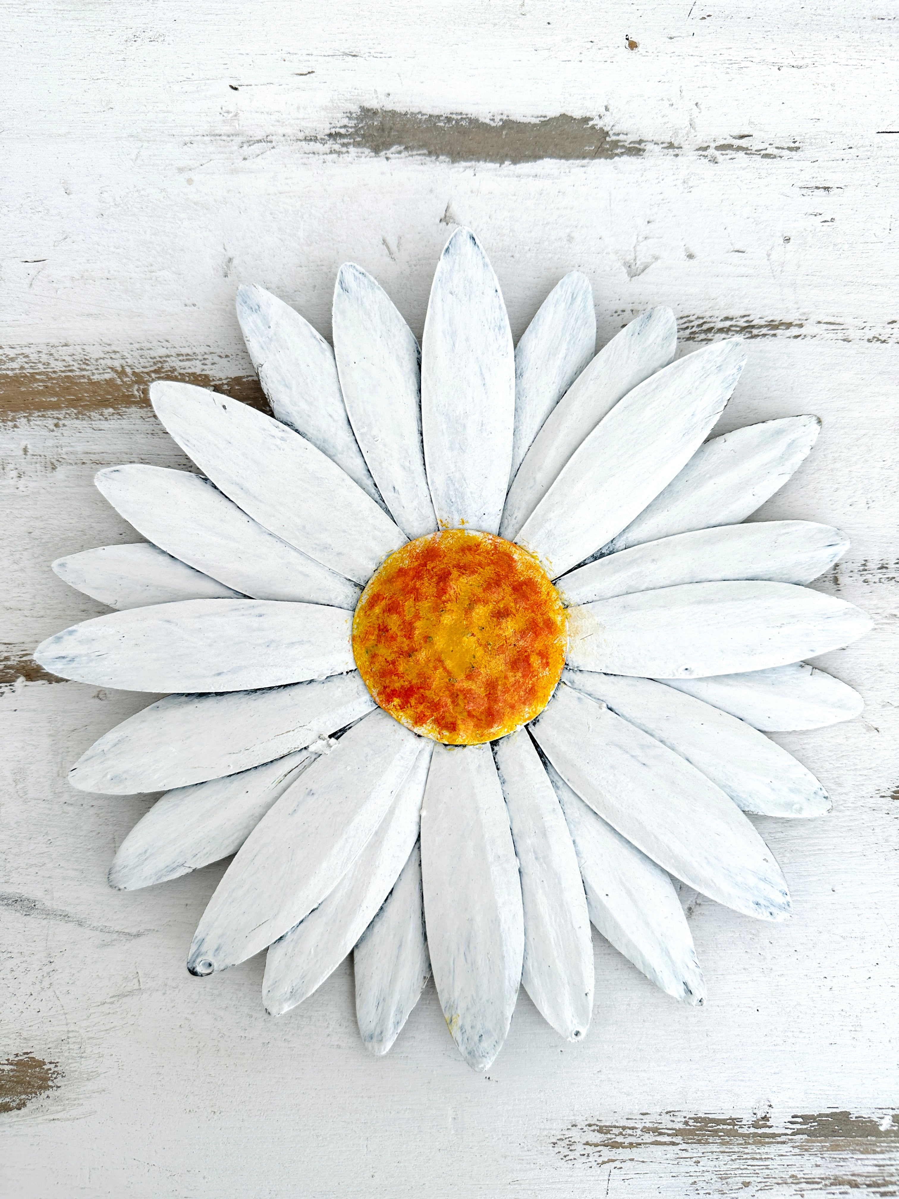 aerial front view of daisy metal flower
