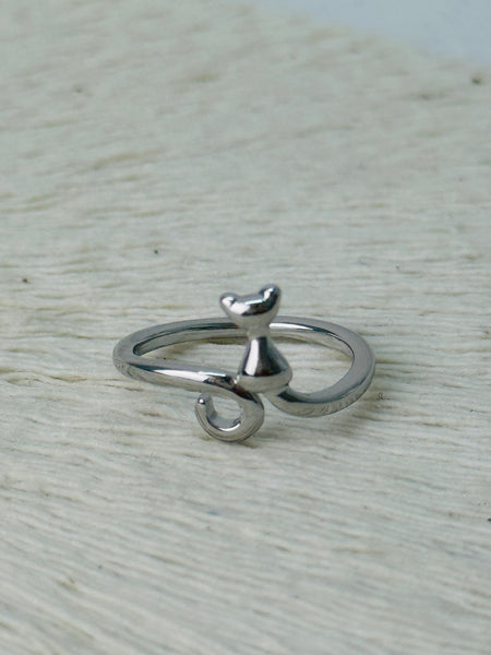 Silver-tone sitting cat adjustable ring with a curled tail.