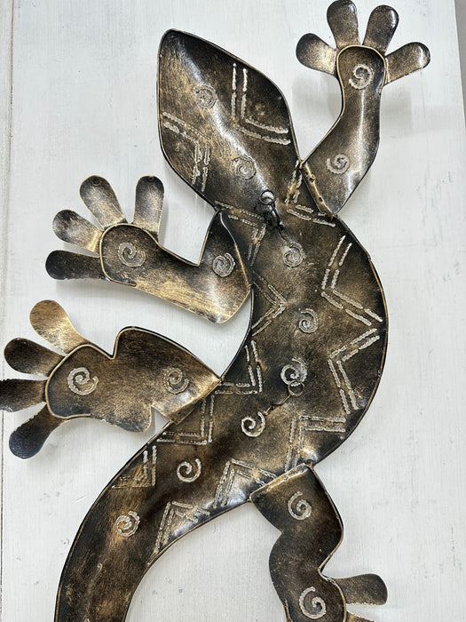 Back of metal gecko wall decoration showing concealed hanging eyelet and metal structure