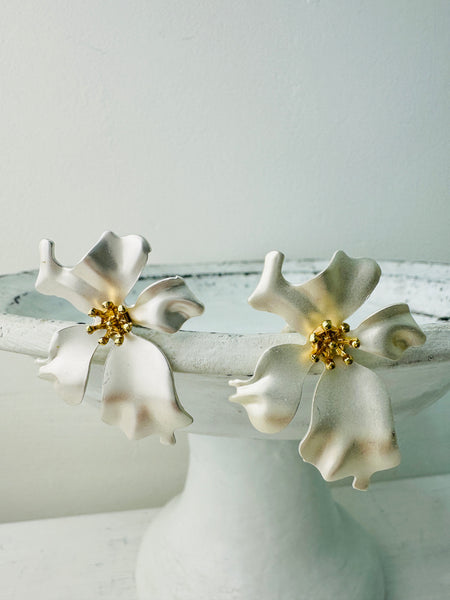 Elegant pearl white flower stud earrings with a gold-tone centre.