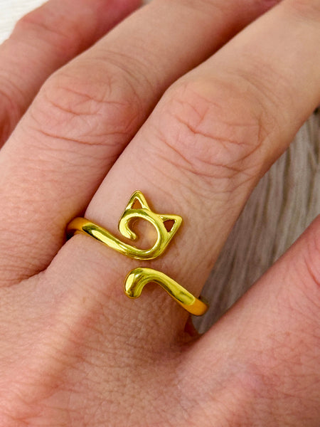 Gold cat-shaped ring on a model