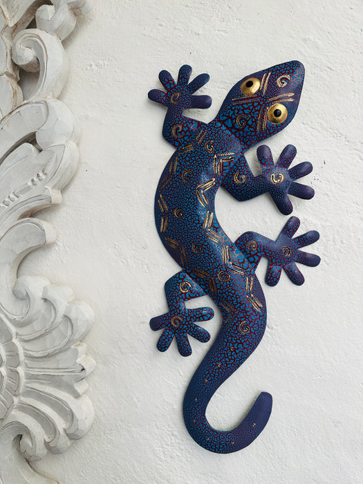 crackle gecko hooked on wall
