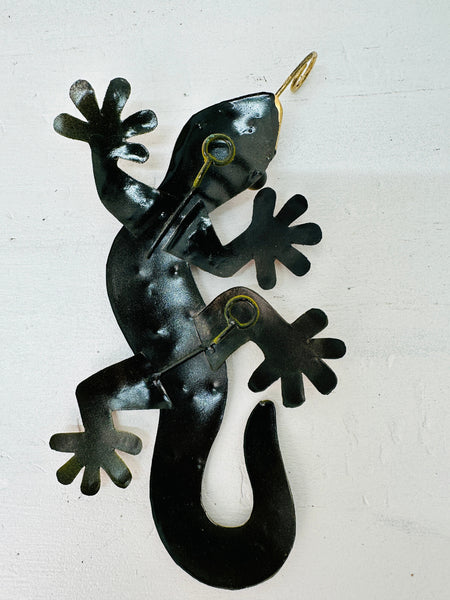 Back of metal gecko wall art showing concealed hanging eyelet