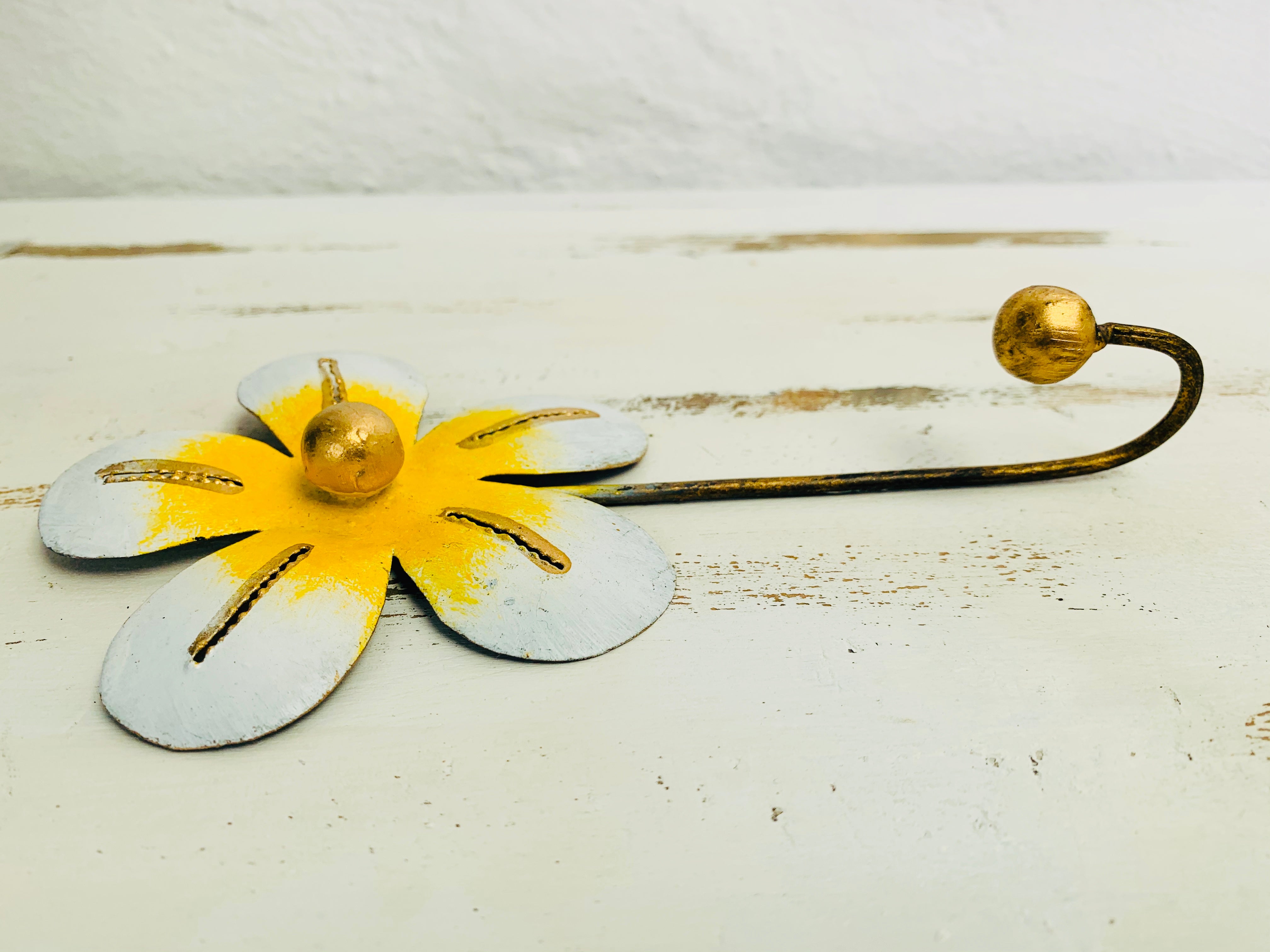 side view of daisy hook 
