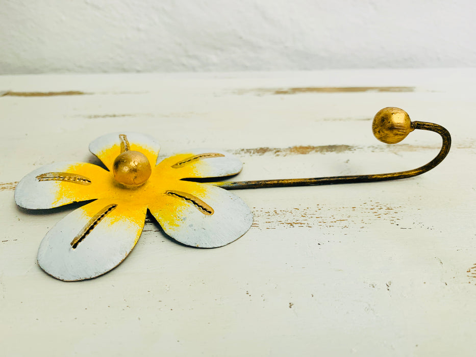 side view of daisy hook 