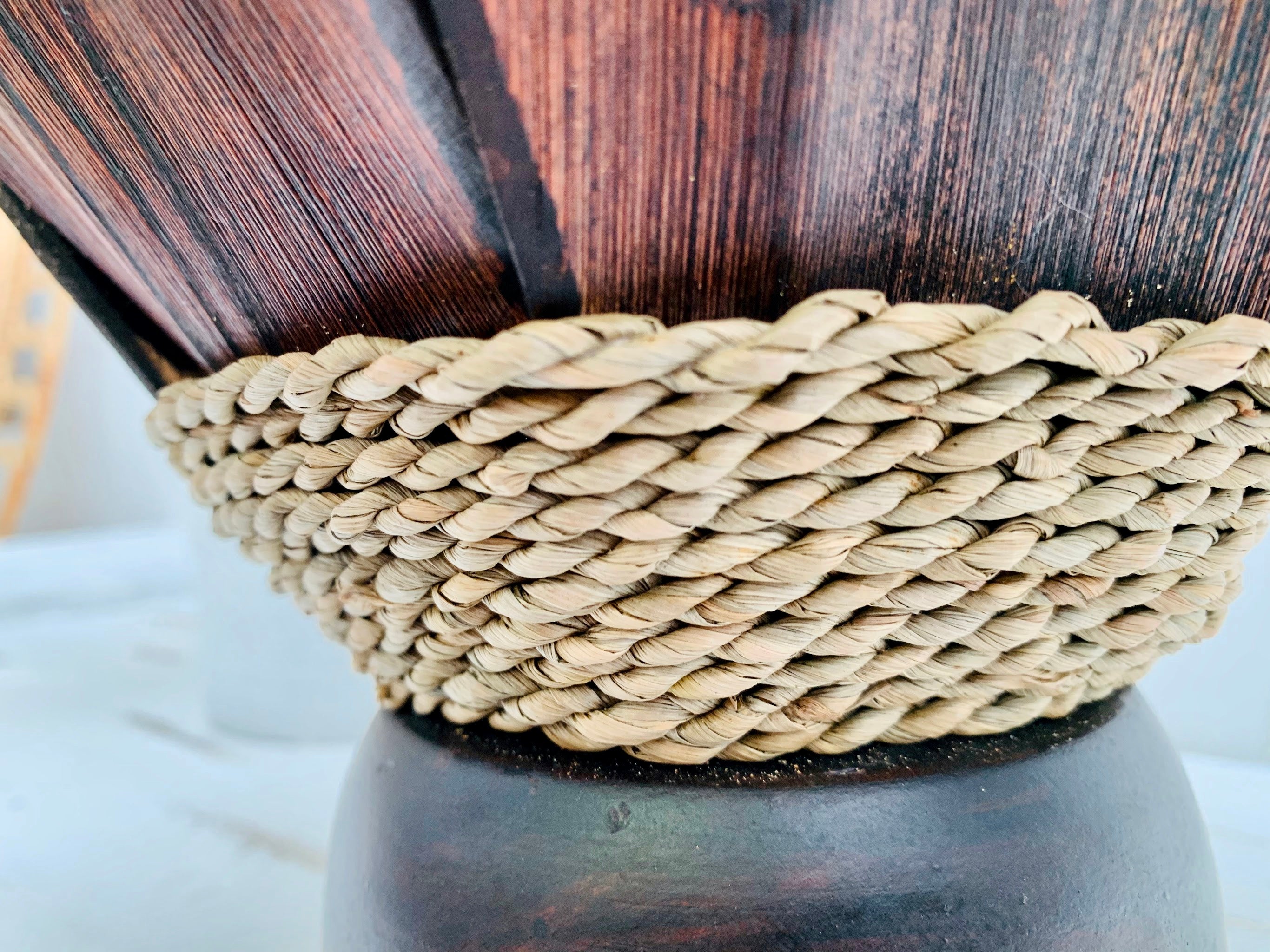 close up of rope detail around the lamp 
