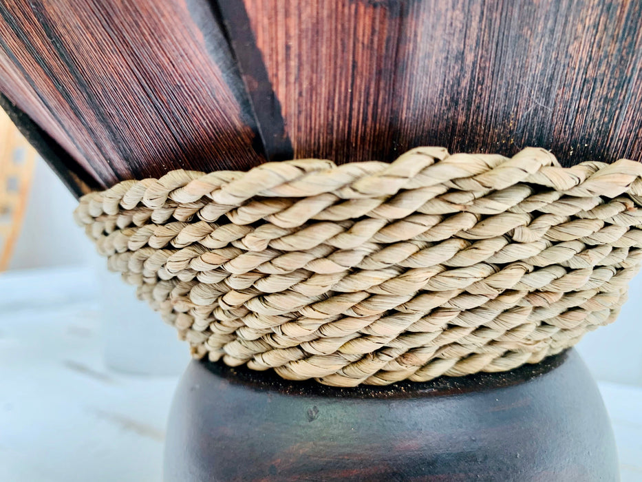 close up of rope detail around the lamp 