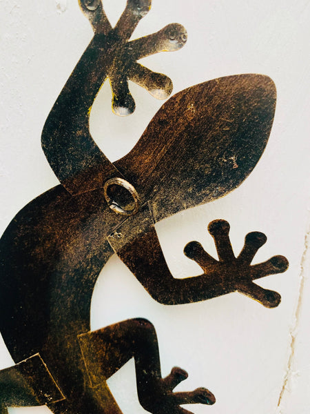back view of metal rainbow gecko with hook attached