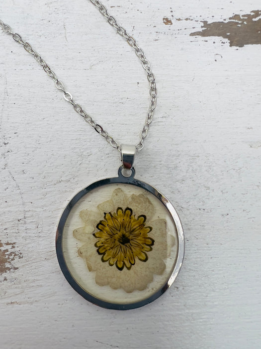 Daisy Necklace ~ ALL JEWELLERY 3 FOR 2